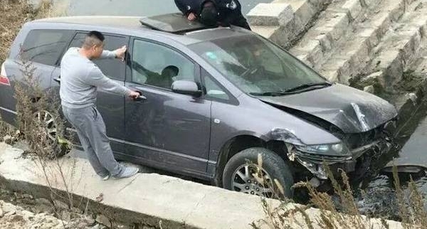 ���գ�����һ˾��ײ����ľ�����ºӵ̣�զ���£�