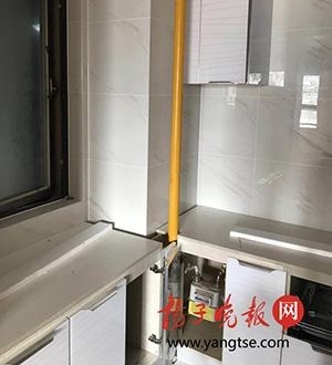 ��ȼ���ܵ���װ�ڳ����м䣬��զ������ ����ŭ���ۻ�ȼ��̫������