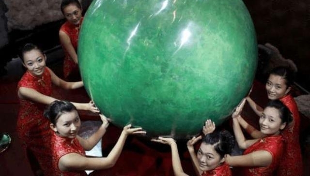 老汉刨开一废弃的矿井,发现“巨无霸”夜明珠价值40多亿,成富翁