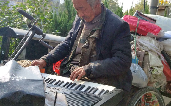 七旬无腿郑州老人是个音乐人 每天都要在公园弹几曲