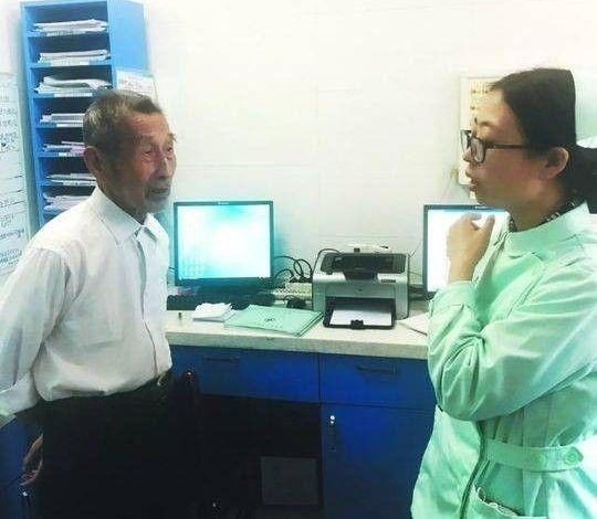 医院配合寻亡妻的痴呆老人演戏,值得打32个Call