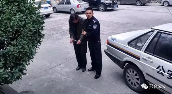 �ӱ���̨�񾯰ѵ�����������Ƭ���칫���ϣ����������ץ����
