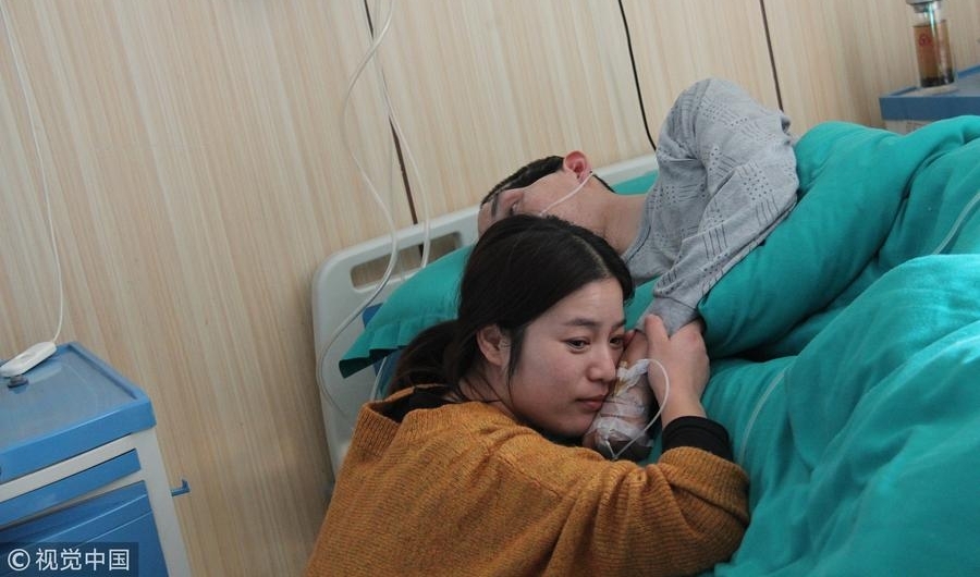 女子为给弟治病 辞年薪近20万工作去搬砖