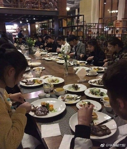 向女装大佬低头 男子扮女装闯女浴室 身材魁梧声音粗犷被识破
