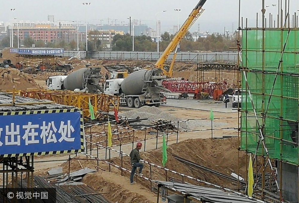 陕西榆林:在建工地塔吊倒塌 砸中数名工人