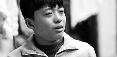初一男孩为给妈妈换肾去打工 请假条看哭无数人