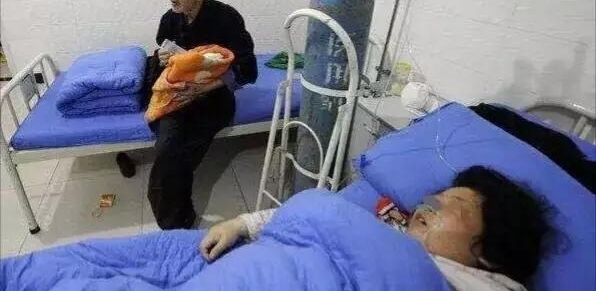 46岁孕妇顺产生下大胖小子,看到孩子父亲后,医护人员都懵住了