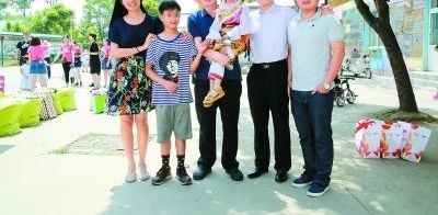 太阳村的孩子管法官叫“妈妈”
