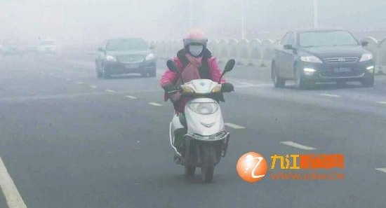 雾霾天来袭 九江市民“防霾有方”
