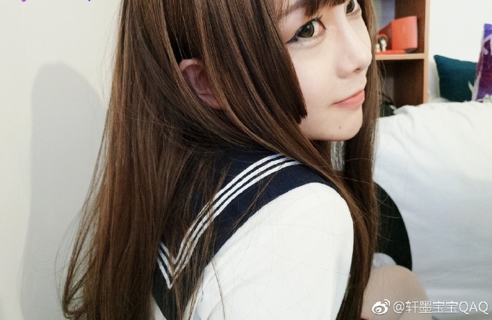 向女装大佬低头 男子扮女装闯女浴室 身材魁梧声音粗犷被识破