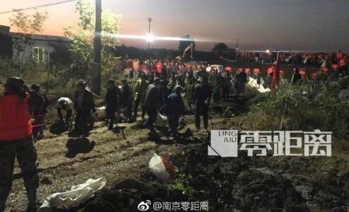扬中发生坍江险情目前无人员伤亡 地方政府全力开展抢险工作