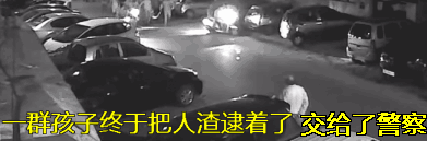 ���ޣ�ӡ��һŮ�ӱ�β�湥����һȺ�������ε�������
