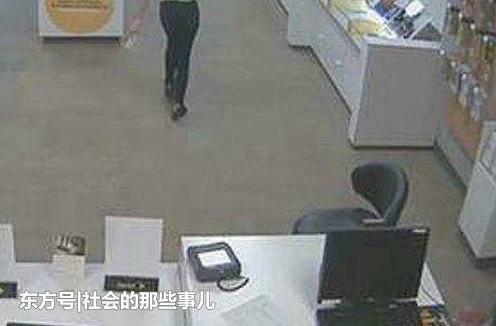��Ů�������ֻ�û�а�ʱ�͵������Կ��Ų�ǹ����ȥȡ�ֻ���