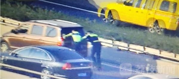 小车半路抛锚 南京骑警推车300米排堵