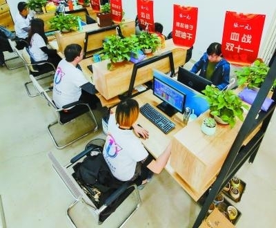 菊蕊独盈枝