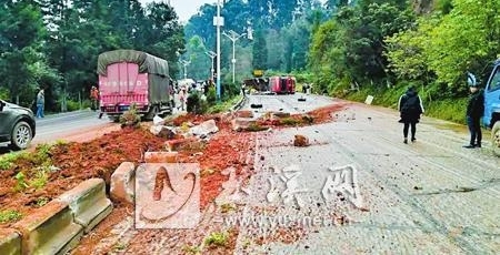 货车侧翻碱水外漏多部门快速消除路面隐患