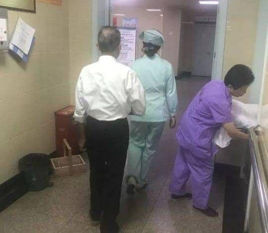 医院配合寻亡妻的痴呆老人演戏,值得打32个Call