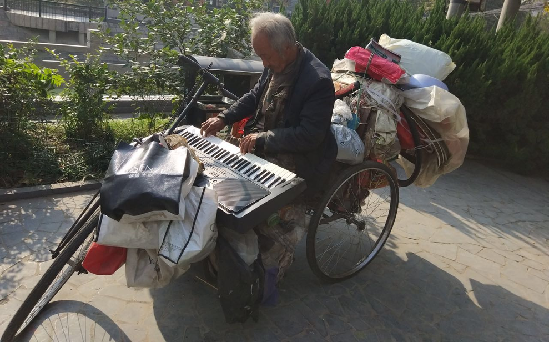 七旬无腿郑州老人是个音乐人 每天都要在公园弹几曲