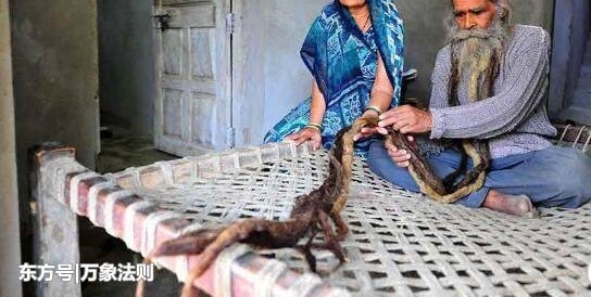 印度男子37年不洗澡,坚持让媳妇生儿子,妻子在旁边嫌弃他臭