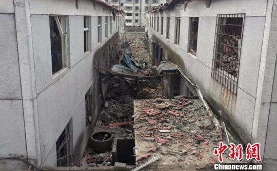 浙江江北爆炸现场一片狼藉 亲历者:还以为是地震