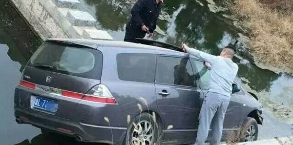 ���գ�����һ˾��ײ����ľ�����ºӵ̣�զ���£�