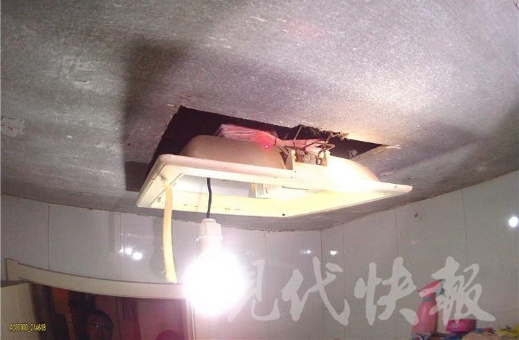 ���Ժ�Ϸ������ ������׽�����¶�С͵��
