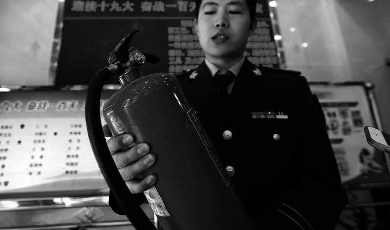 小区灭火器有“劲”吗 指针指向红色就表明失效了