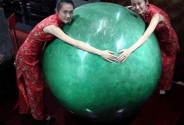 老汉刨开一废弃的矿井,发现“巨无霸”夜明珠价值40多亿,成富翁