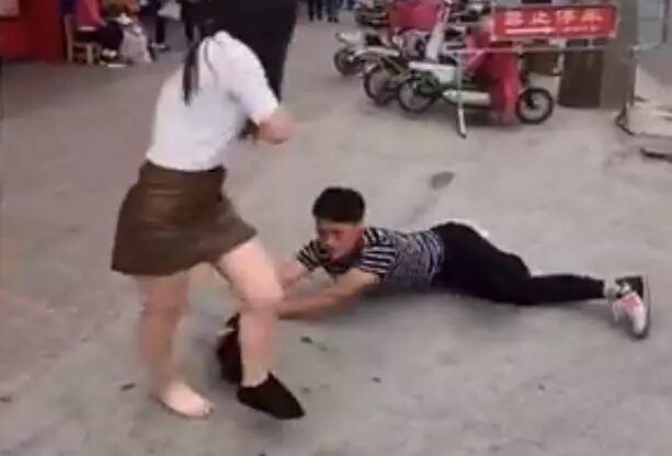 С���ڴ���ϱ�סŮ���Ĵ��Ȳ��ţ�ԭ�����˴���۾�