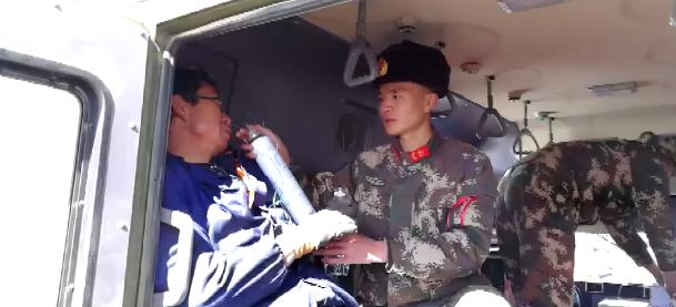 国道109线唐古拉山段最新救援进展:约900台车1300多人仍受阻
