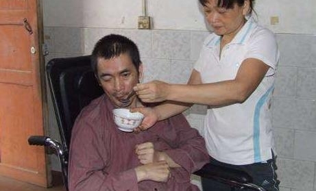 小伙为救大妈意外出了车祸失去双腿,大妈的女儿以身相许来报恩!