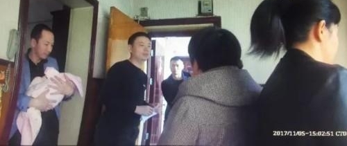 夫妻连生仨女儿 7万卖女儿后反悔被要求加1万买回