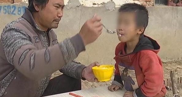 安徽农村5岁男童因无人照看每日被栓木桩 先别急着怪家长