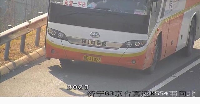 【违法行为曝光】客车违法停车上下乘客 记12分