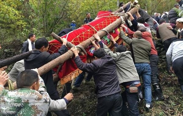 老人养活五儿子带大7孙子,患重病住破房无人问,百万遗产捐社会
