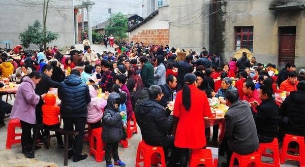 老人养活五儿子带大7孙子,患重病住破房无人问,百万遗产捐社会