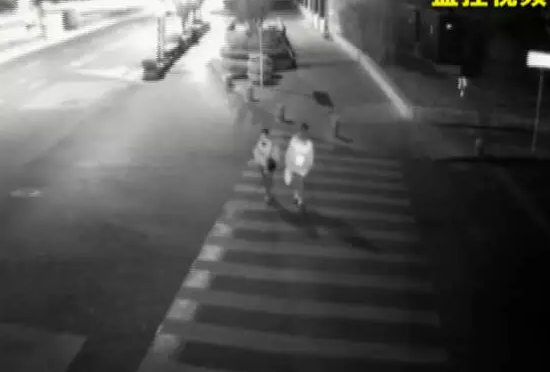 �Ͼ���Ů��·��ͻȻ���ӱ�����ס�۾������ֻ�