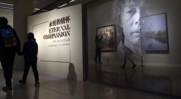 ��������黳����½�����滭��Ʒչ���ھ���Ļ