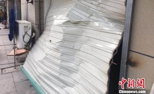 浙江江北爆炸现场一片狼藉 亲历者:还以为是地震