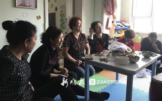 ��Ⱥ����ĸ�ס�Ư���ڱ��� Ϊ�չ˶��ﲻ�ʹ�;