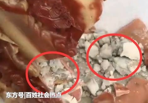 男子花高价买了一块寿山石,却不小心将它摔碎,结果让他气愤不已