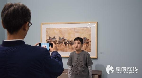 ������λŮ�������ϰ컭չ ���ٷ�ˮ����Ʒ����չ��