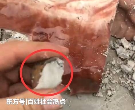 男子花高价买了一块寿山石,却不小心将它摔碎,结果让他气愤不已