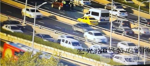 小车半路抛锚 南京骑警推车300米排堵