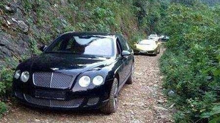 同样在农村,有人住别墅开豪车,有人住危房吃低保,对比很心酸