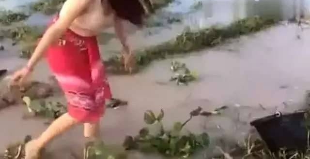 ��Ůũ�����������, ��һ�̷���������, ȴ��·�˶�������