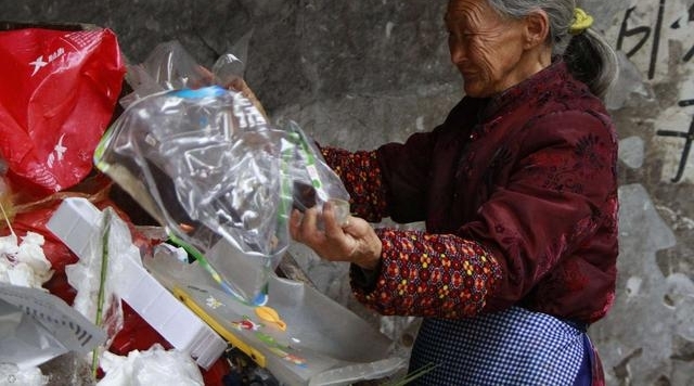 义工小伙照顾拾荒老人4年,老人去世后她儿子竟来要钱