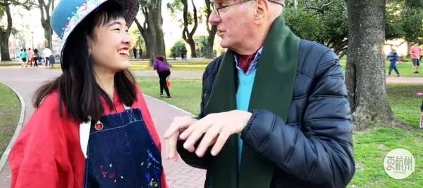 80后情侣大二就生娃,如今二胎,没车没房靠摆地摊赚钱环游63国