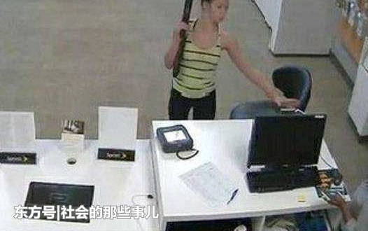 ��Ů�������ֻ�û�а�ʱ�͵������Կ��Ų�ǹ����ȥȡ�ֻ���