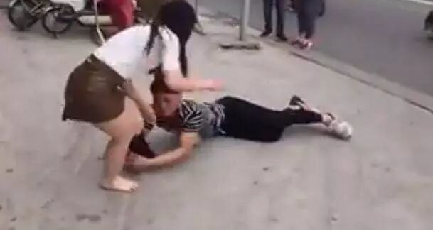 С���ڴ���ϱ�סŮ���Ĵ��Ȳ��ţ�ԭ�����˴���۾�